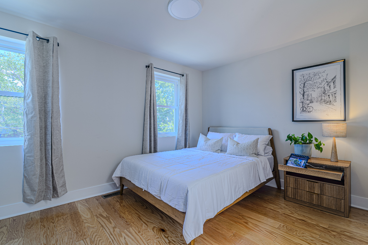 Architect-Renovated 2BR 2.5BA 3Bed Rowhouse | Corporate & Relocation Housing - Photo 8