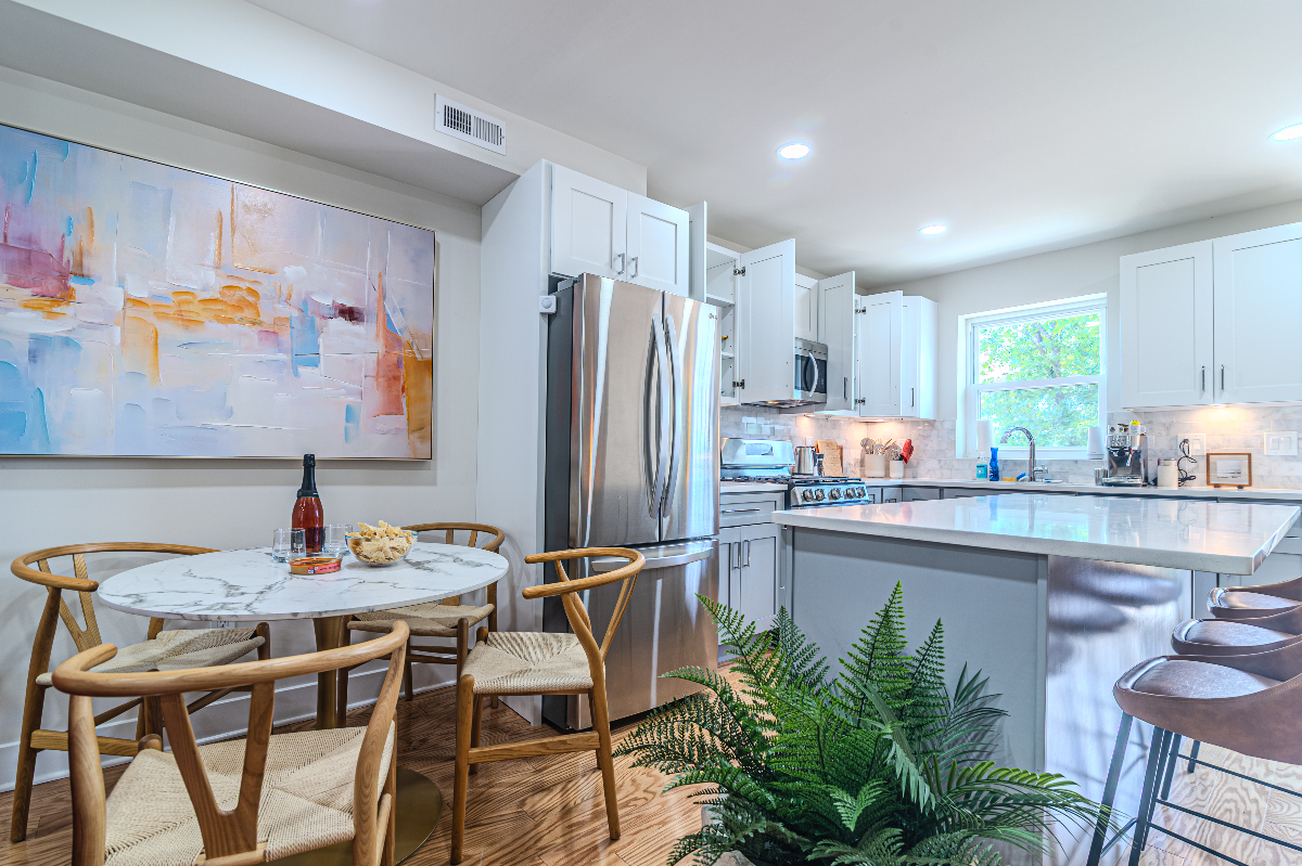 Architect-Renovated 2BR 2.5BA 3Bed Rowhouse | Corporate & Relocation Housing - Photo 5