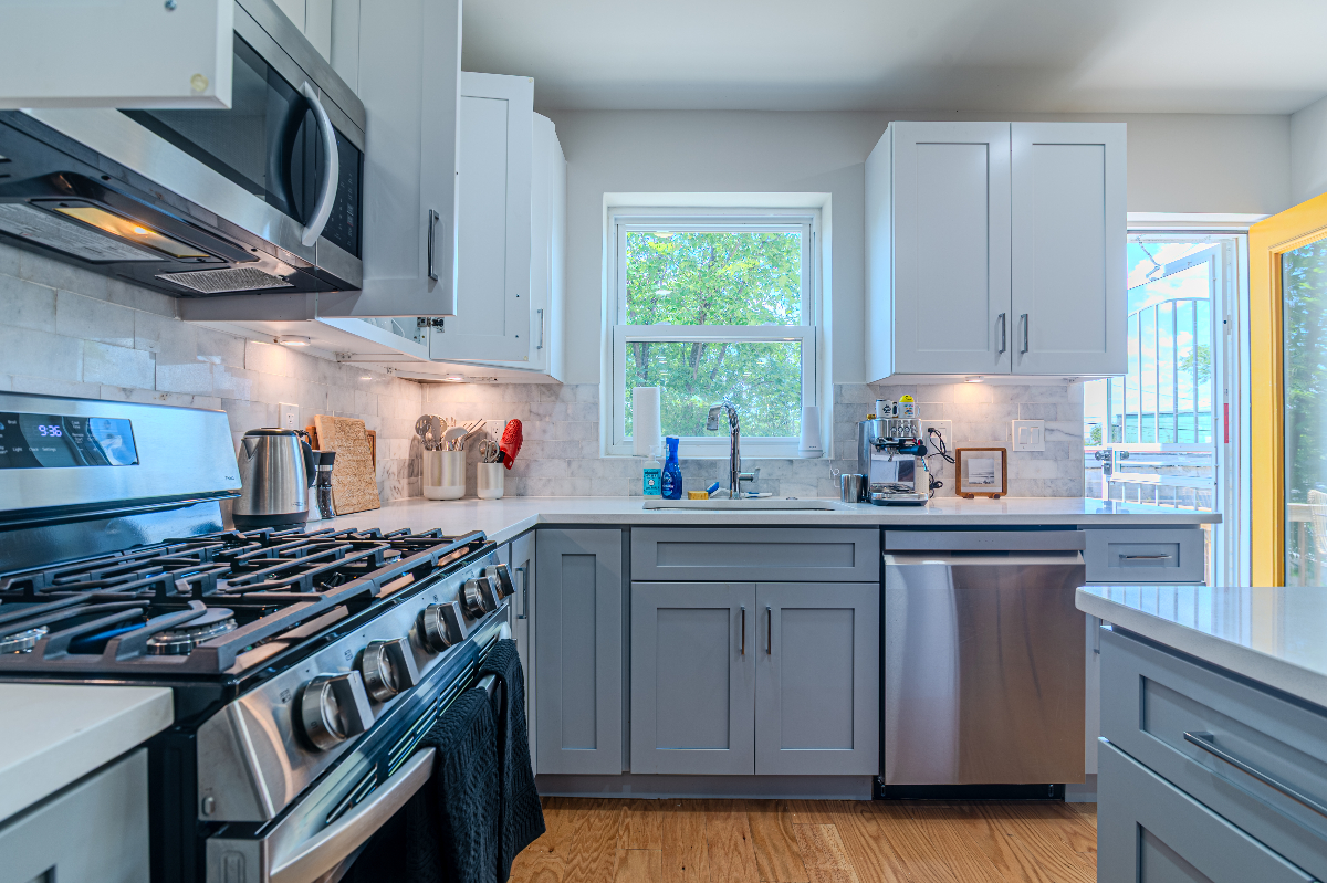 Architect-Renovated 2BR 2.5BA 3Bed Rowhouse | Corporate & Relocation Housing - Photo 2