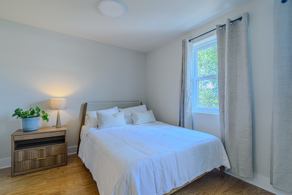 Architect-Renovated 2BR 2.5BA 3Bed Rowhouse | Corporate & Relocation Housing - Photo 9
