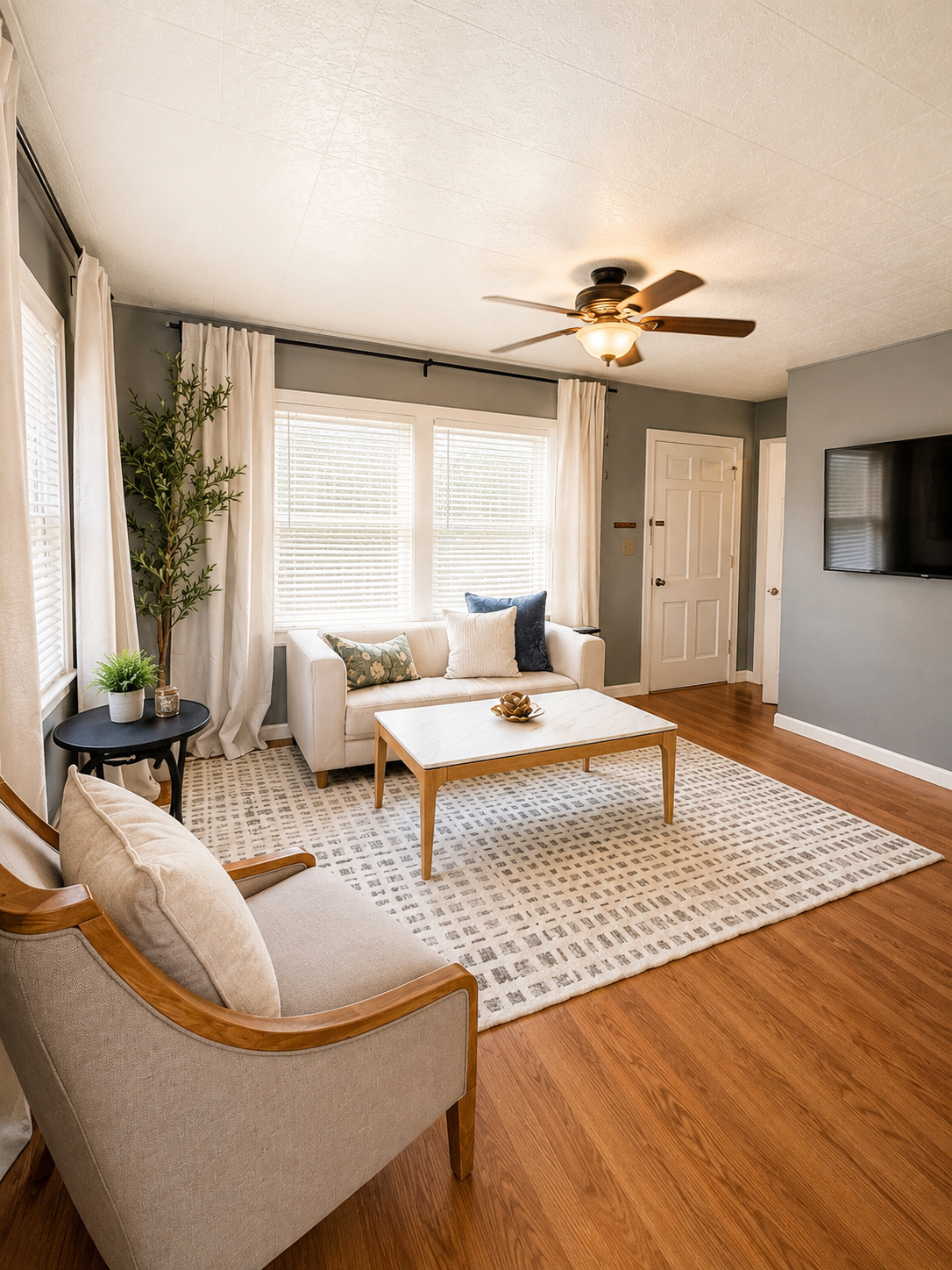 Charming Main Street Cottage - Photo 1