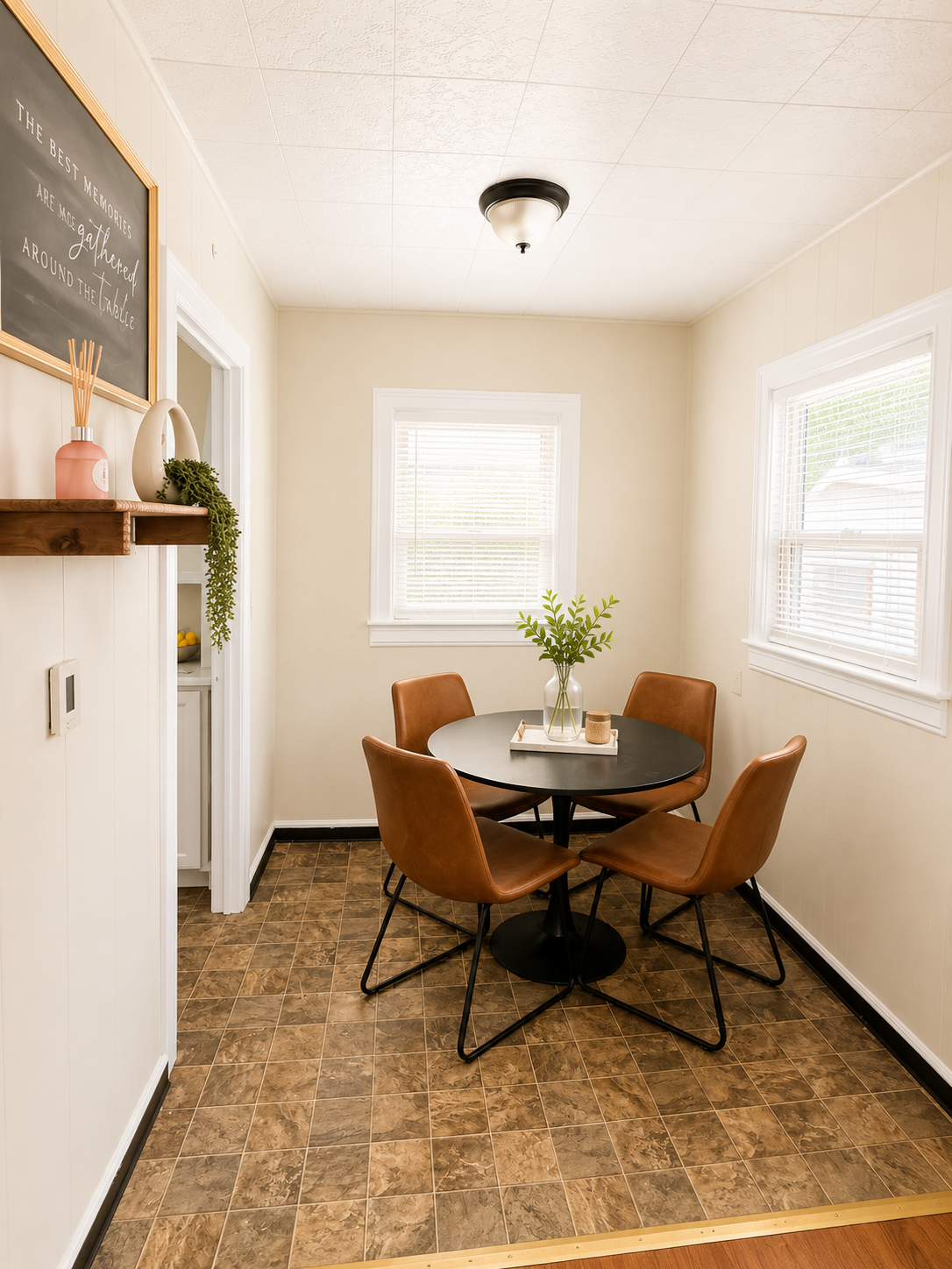 Charming Main Street Cottage - Photo 2