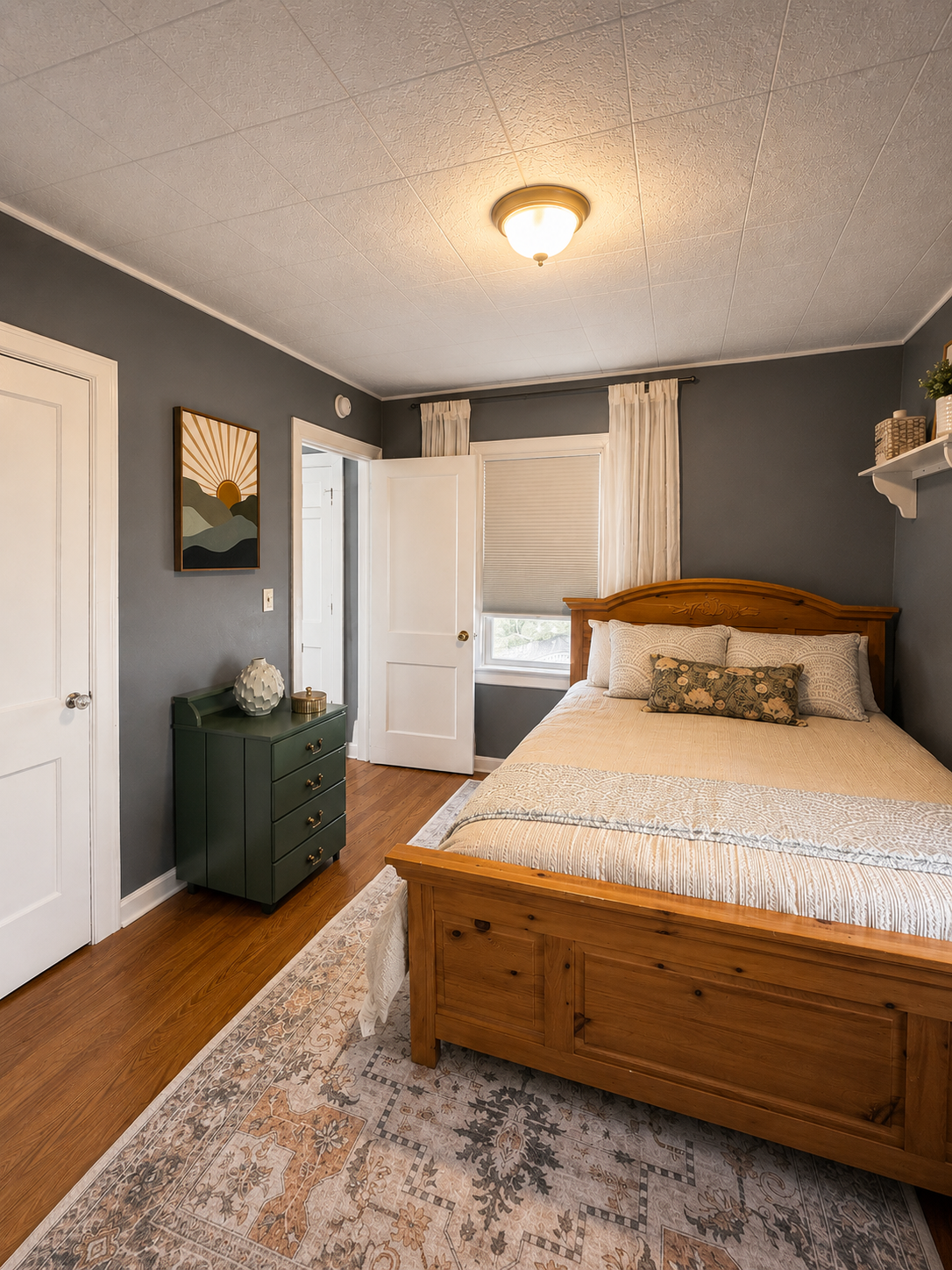 Charming Main Street Cottage - Photo 6