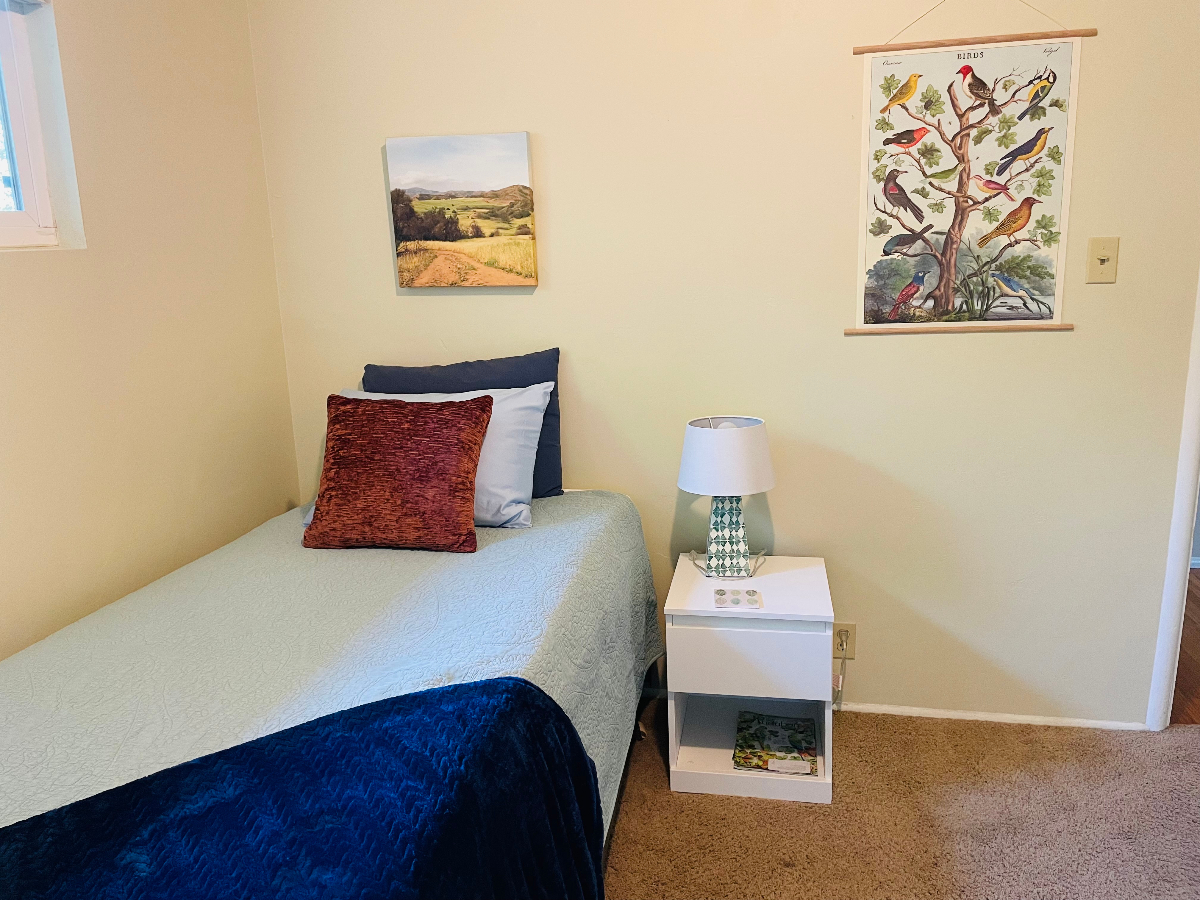 Bright, Comfortable Bedroom - Photo 1