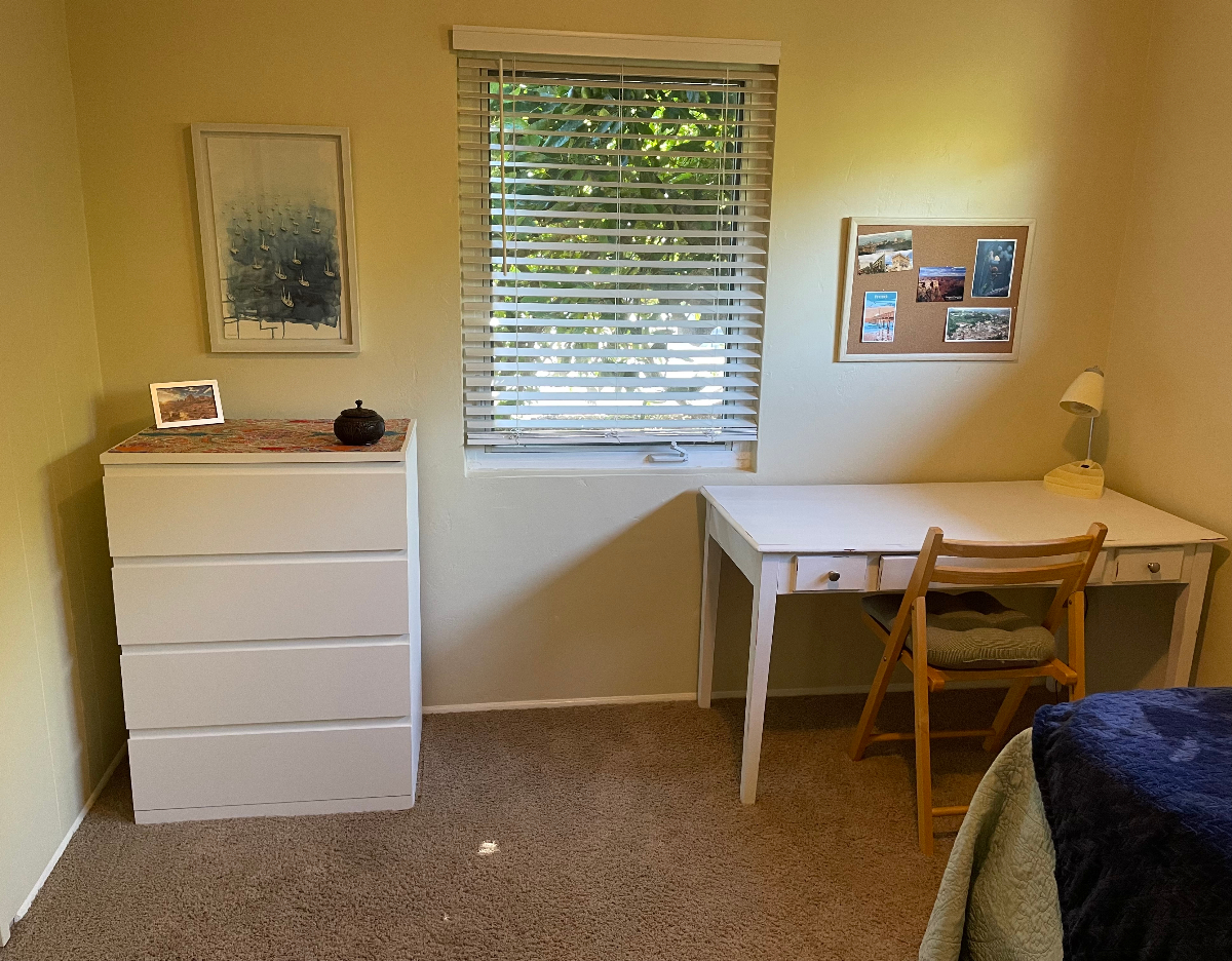 Bright, Comfortable Bedroom - Photo 2