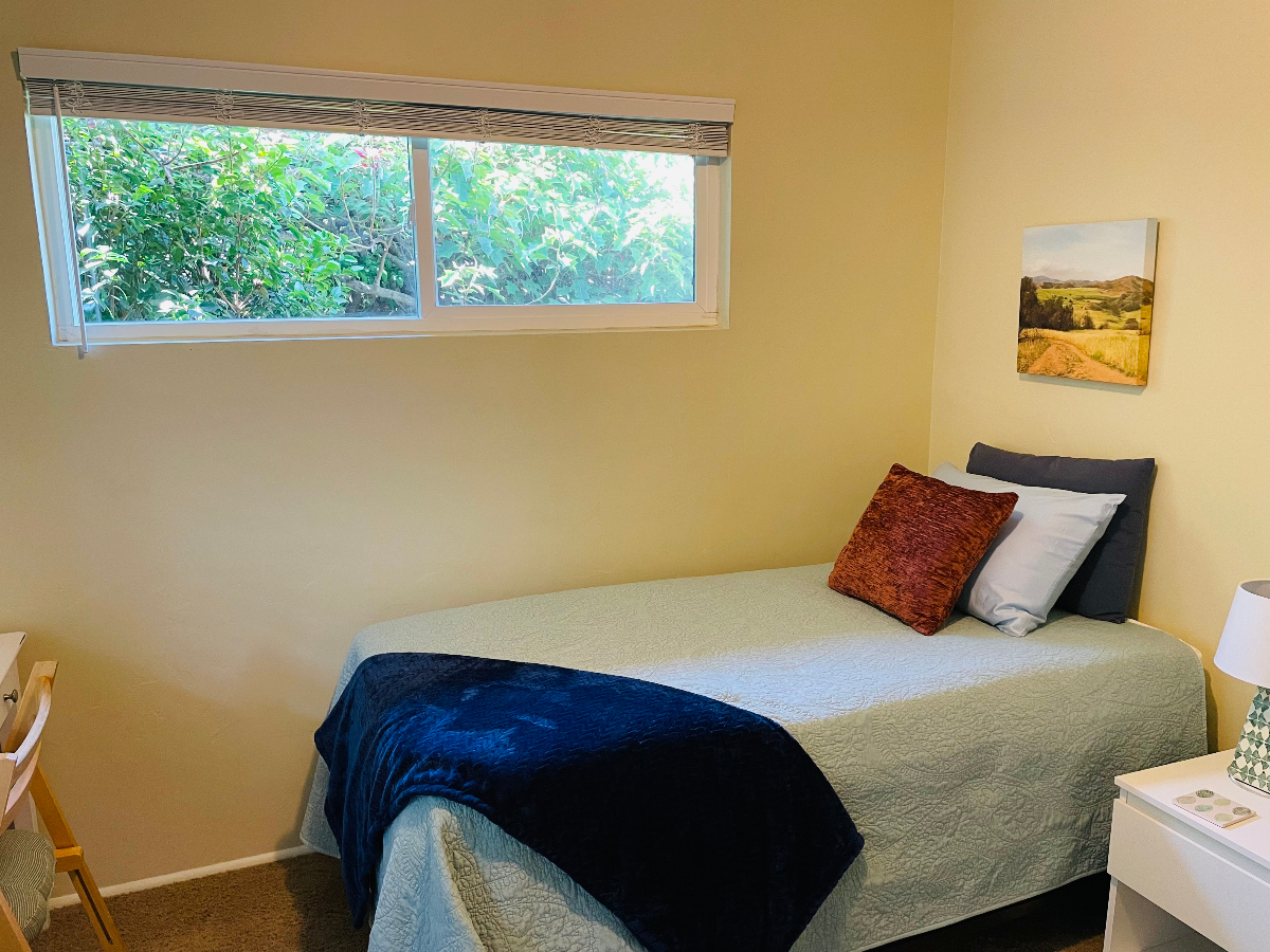 Bright, Comfortable Bedroom - Photo 3