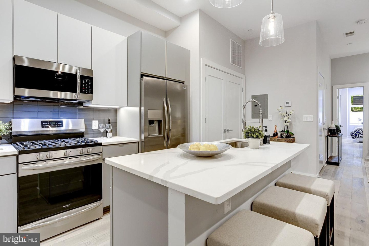 Modern DC Living at the Heart of the City - Walkable, Stylish & Perfect for Pros - Photo 2