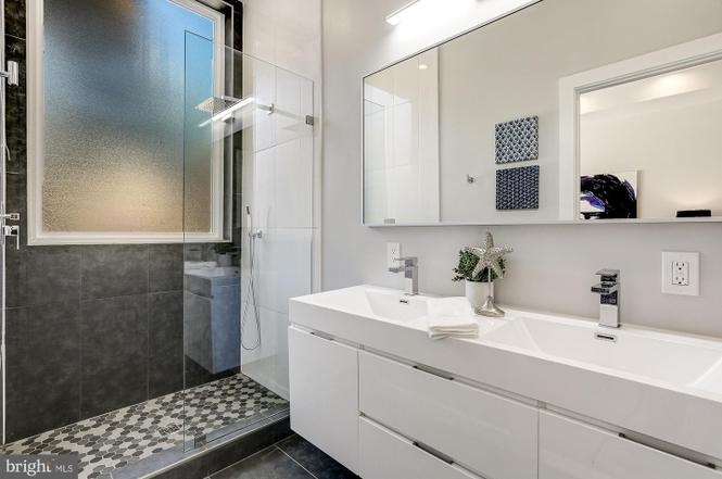 Modern DC Living at the Heart of the City - Walkable, Stylish & Perfect for Pros - Photo 6