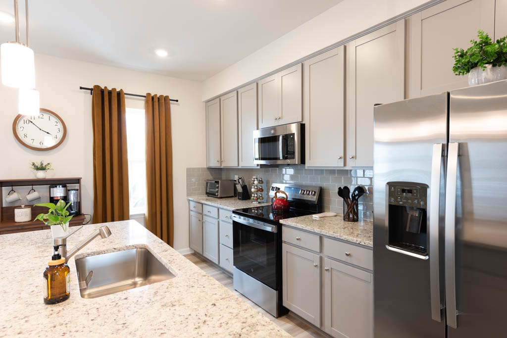 Fully Furnished Modern Townhome - Photo 2
