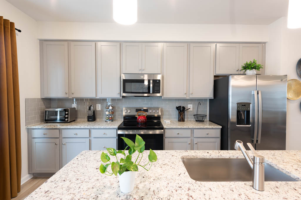 Fully Furnished Modern Townhome - Photo 3