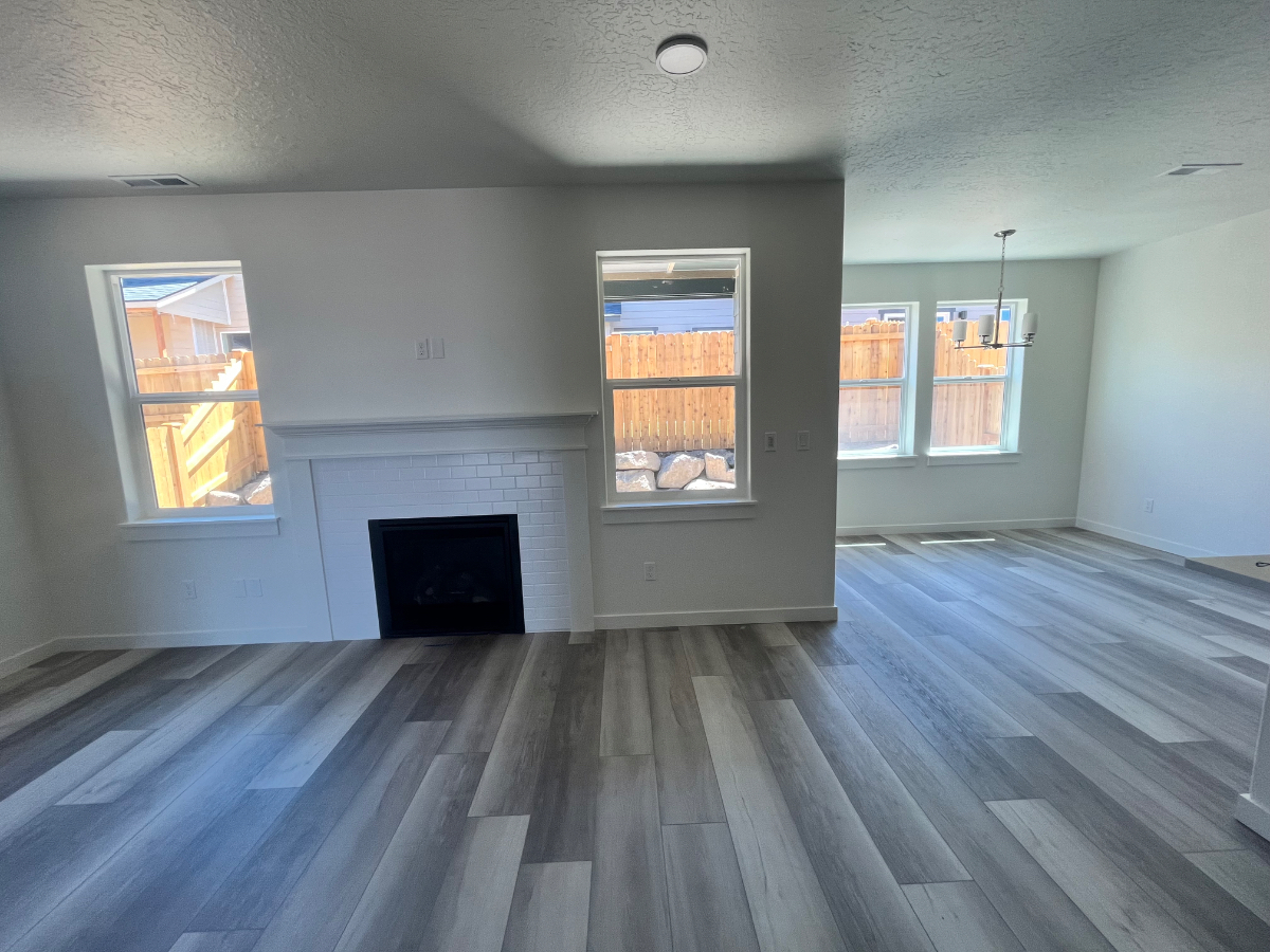 Brand new duplex with private bedroom and bathroom, 7 minutes from St Charles Hospital - Photo 1