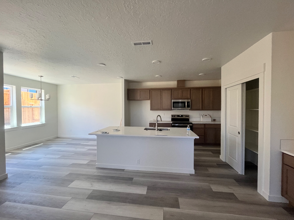 Brand new duplex with private bedroom and bathroom, 7 minutes from St Charles Hospital - Photo 2