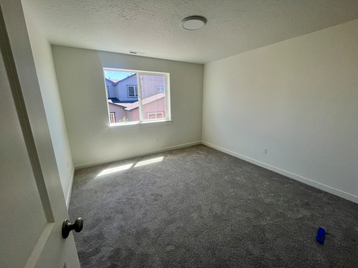 Brand new duplex with private bedroom and bathroom, 7 minutes from St Charles Hospital - Photo 4