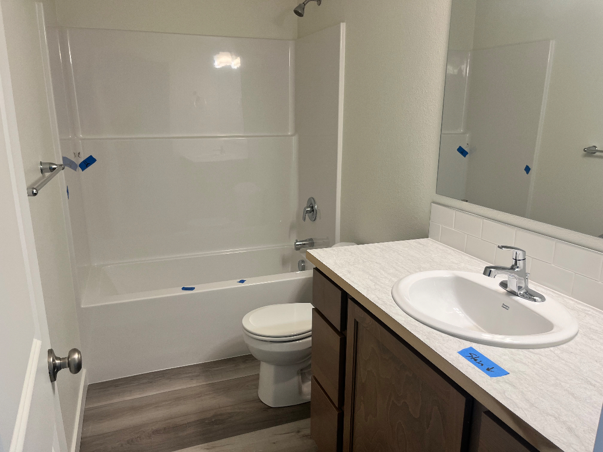 Brand new duplex with private bedroom and bathroom, 7 minutes from St Charles Hospital - Photo 5