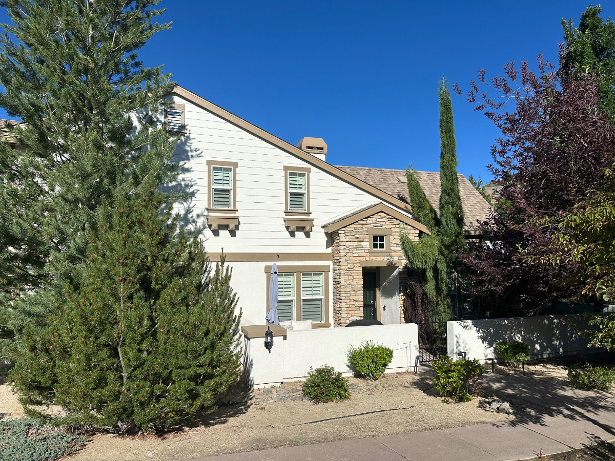 Spacious 3 Bedroom Home Near Renown Regional Medical Center With Pool, Golf, And Gym Access - Photo 2