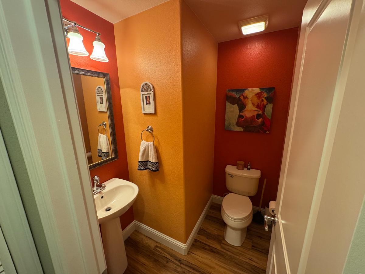 Spacious 3 Bedroom Home Near Renown Regional Medical Center With Pool, Golf, And Gym Access - Photo 8