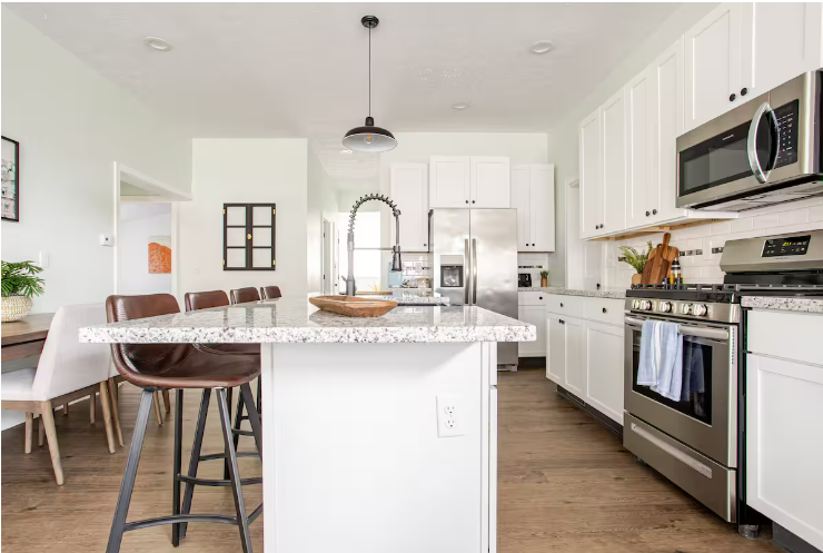 Comfortable And Modern 3 Bedroom Home Near Downtown With Parking And Large Fenced Backyard - Photo 4