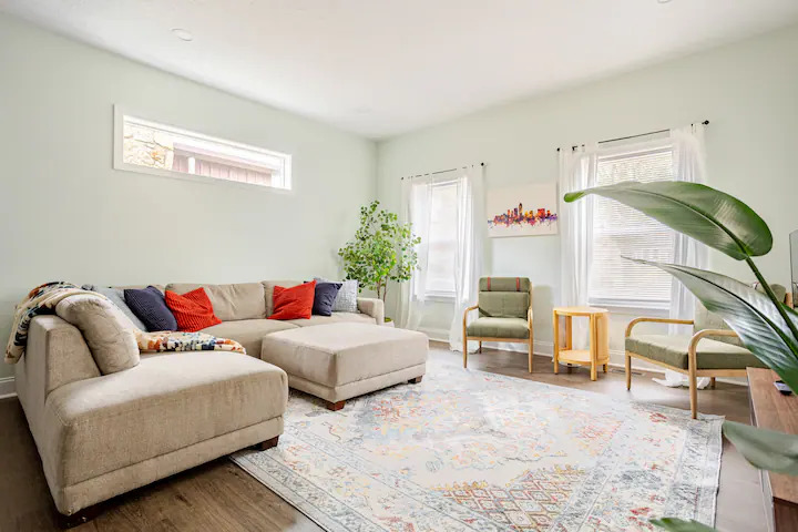 Comfortable And Modern 3 Bedroom Home Near Downtown With Parking And Large Fenced Backyard - Photo 2