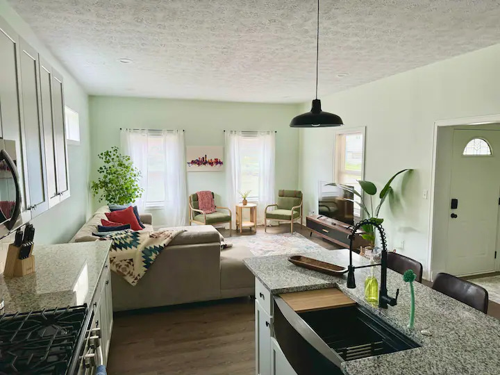 Comfortable And Modern 3 Bedroom Home Near Downtown With Parking And Large Fenced Backyard - Photo 3