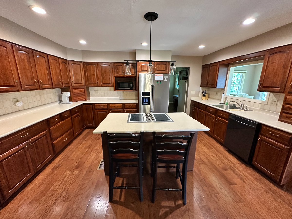 Spacious King Suite with Private Bath & Garage Parking - Photo 12