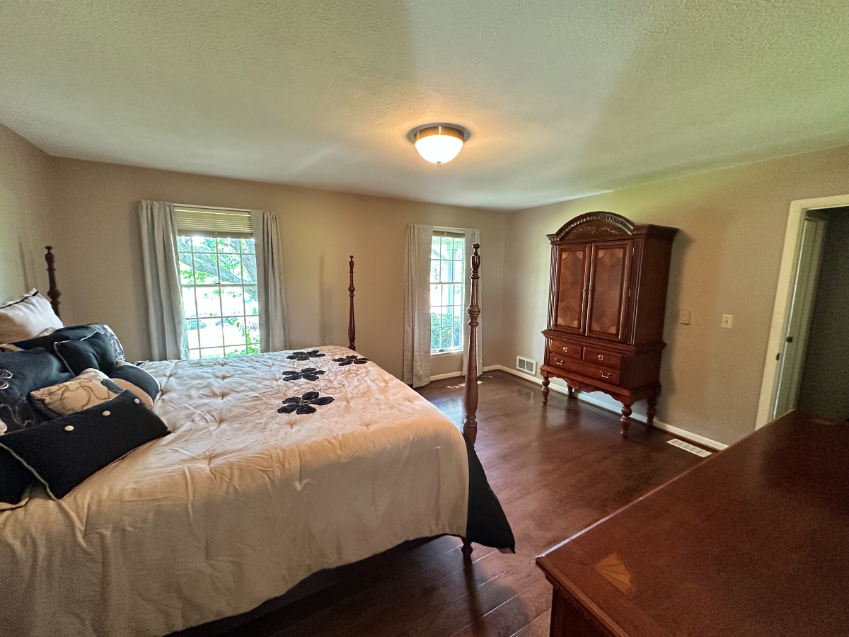 Spacious King Suite with Private Bath & Garage Parking - Photo 2