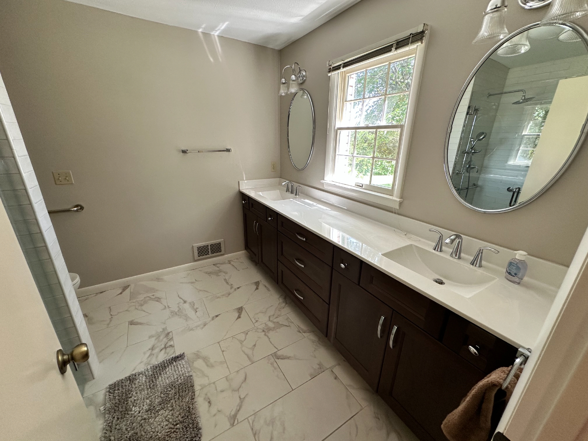 Spacious King Suite with Private Bath & Garage Parking - Photo 4