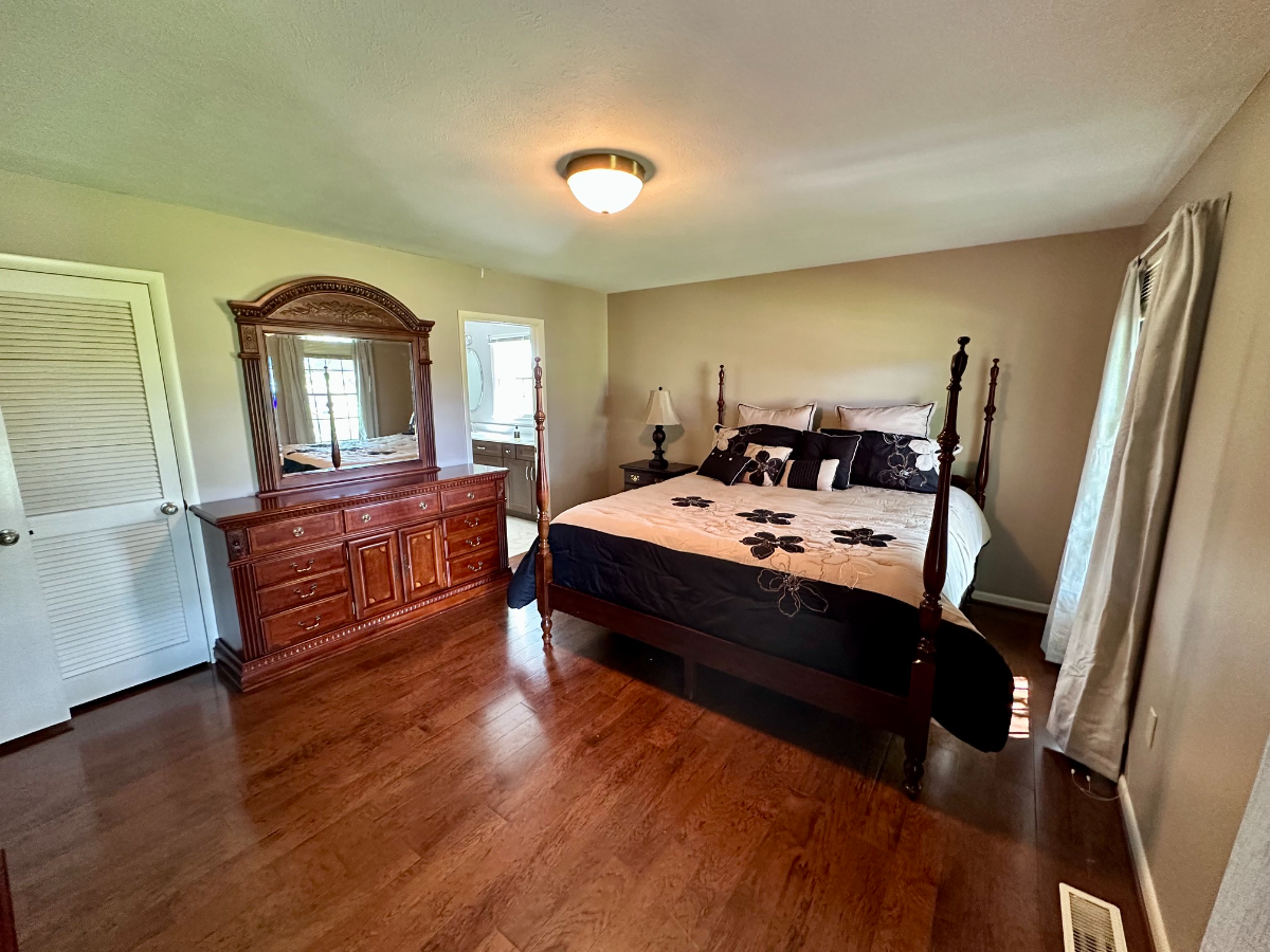 Spacious King Suite with Private Bath & Garage Parking