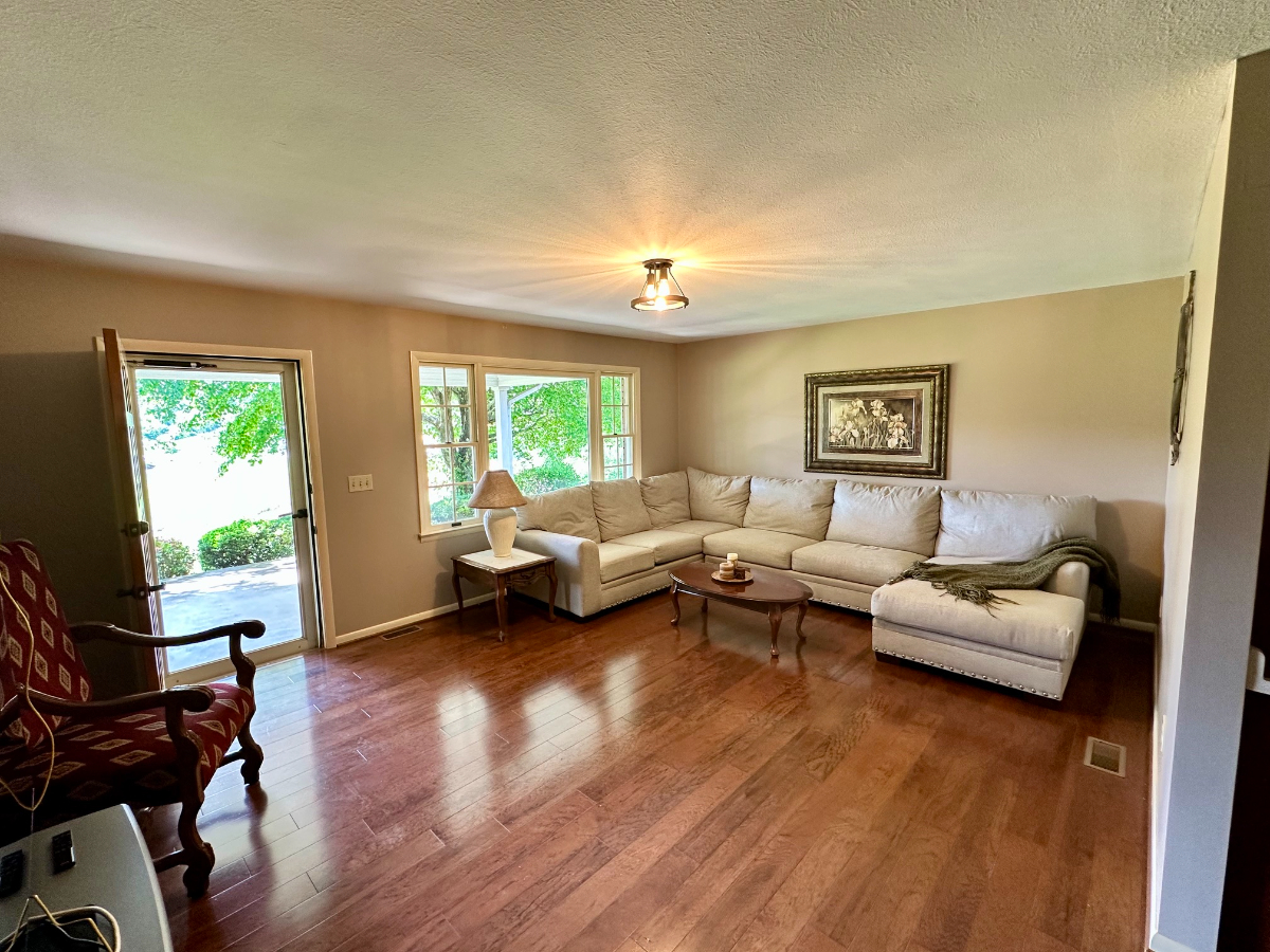 Spacious King Suite with Private Bath & Garage Parking - Photo 7
