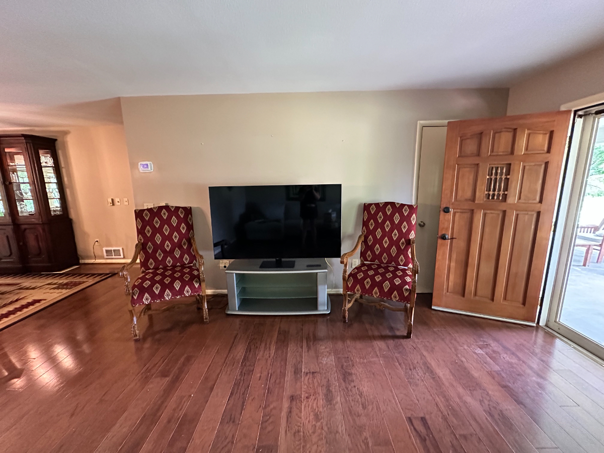 Spacious King Suite with Private Bath & Garage Parking - Photo 8