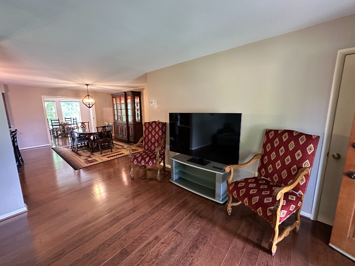 Spacious King Suite with Private Bath & Garage Parking - Photo 9