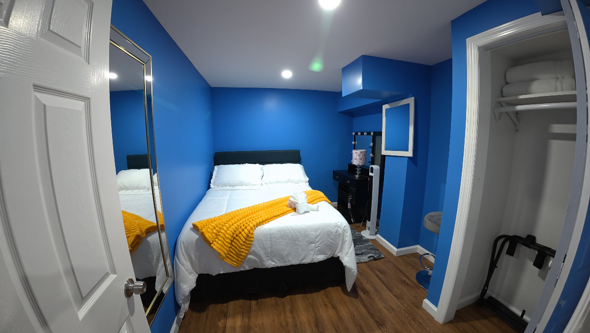 Cozy Private Two-bedroom Basement - Photo 12