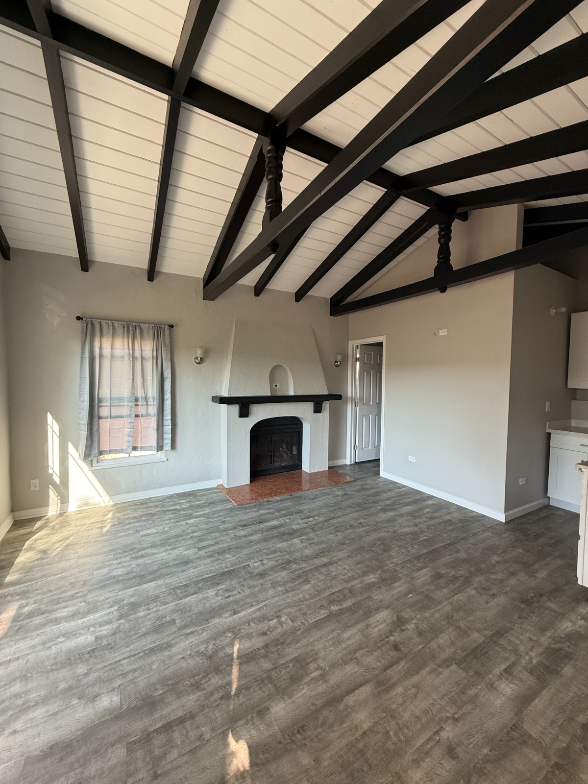 Quiet & Secure Studio for Healthcare Pros-Private Entry, Dedicated Parking,Full Amenities & 15 Mins to Everything - Photo 3