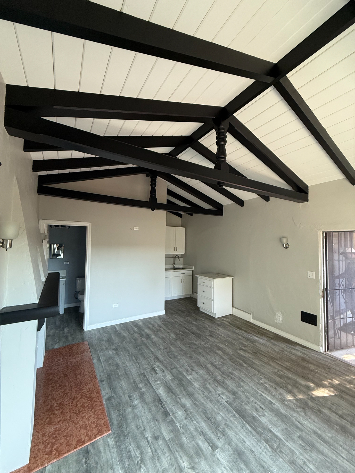 Quiet & Secure Studio for Healthcare Pros-Private Entry, Dedicated Parking,Full Amenities & 15 Mins to Everything - Photo 6
