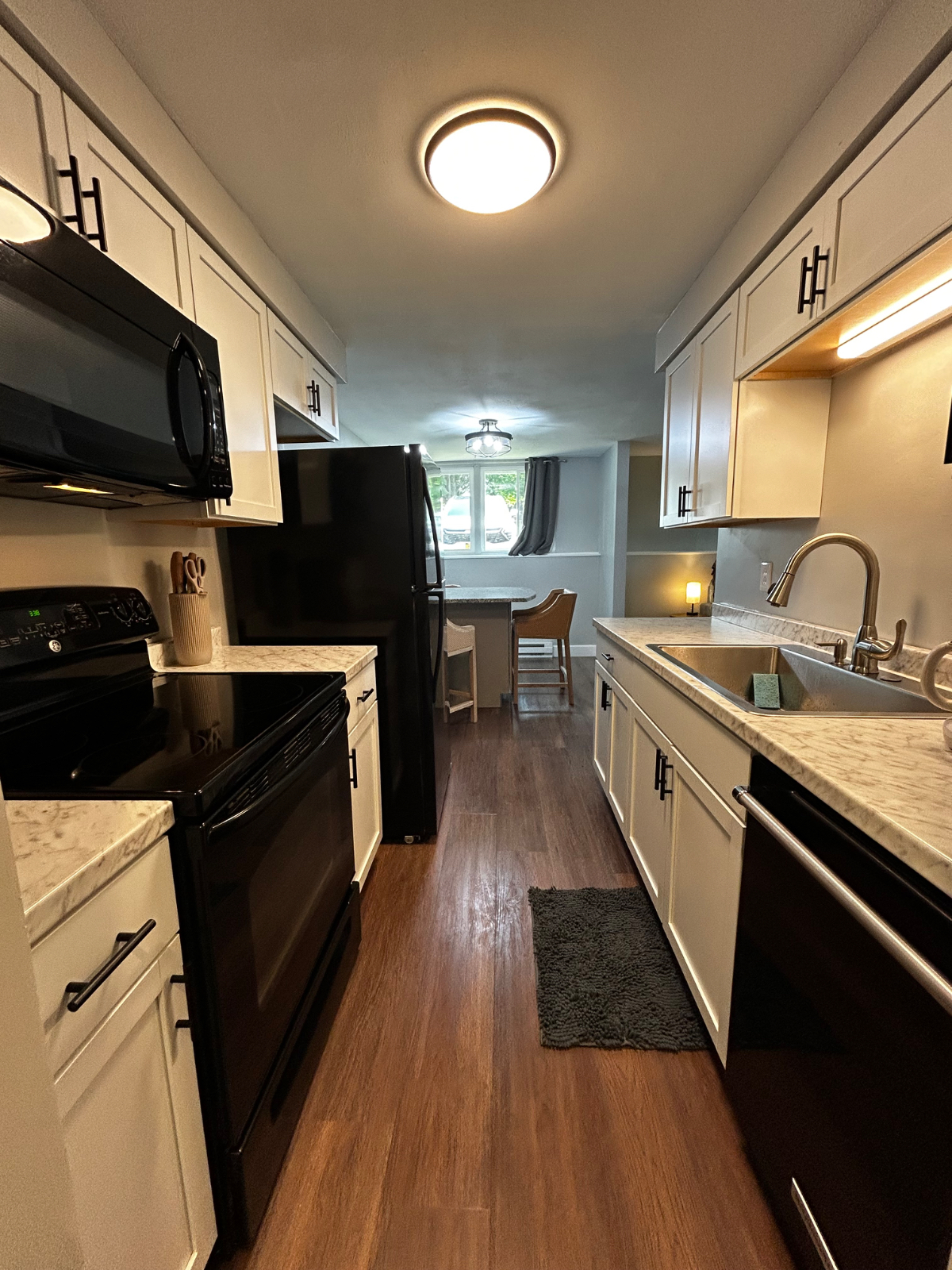 Fully renovated condo - Photo 2