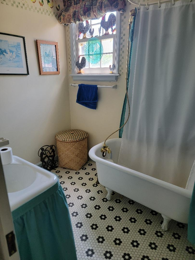 Quiet, Historic Home Offering Two Private Bedroom Suites - Photo 6