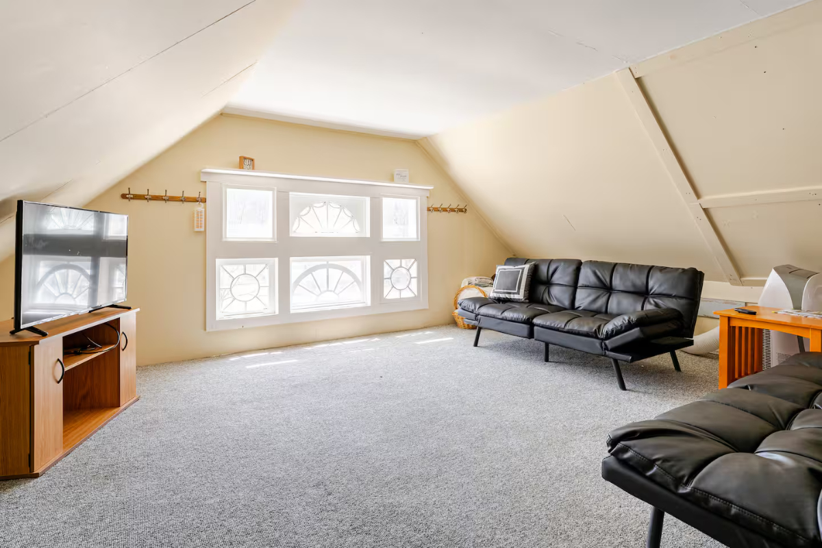 Spacious 5BR Mountain Retreat Near Okemo | Sleeps 12 | Game Loft - Photo 9