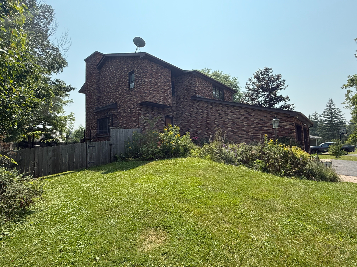 Well built brick house with backyard - Photo 2