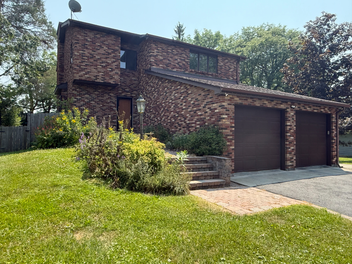 Well built brick house with backyard - Photo 3