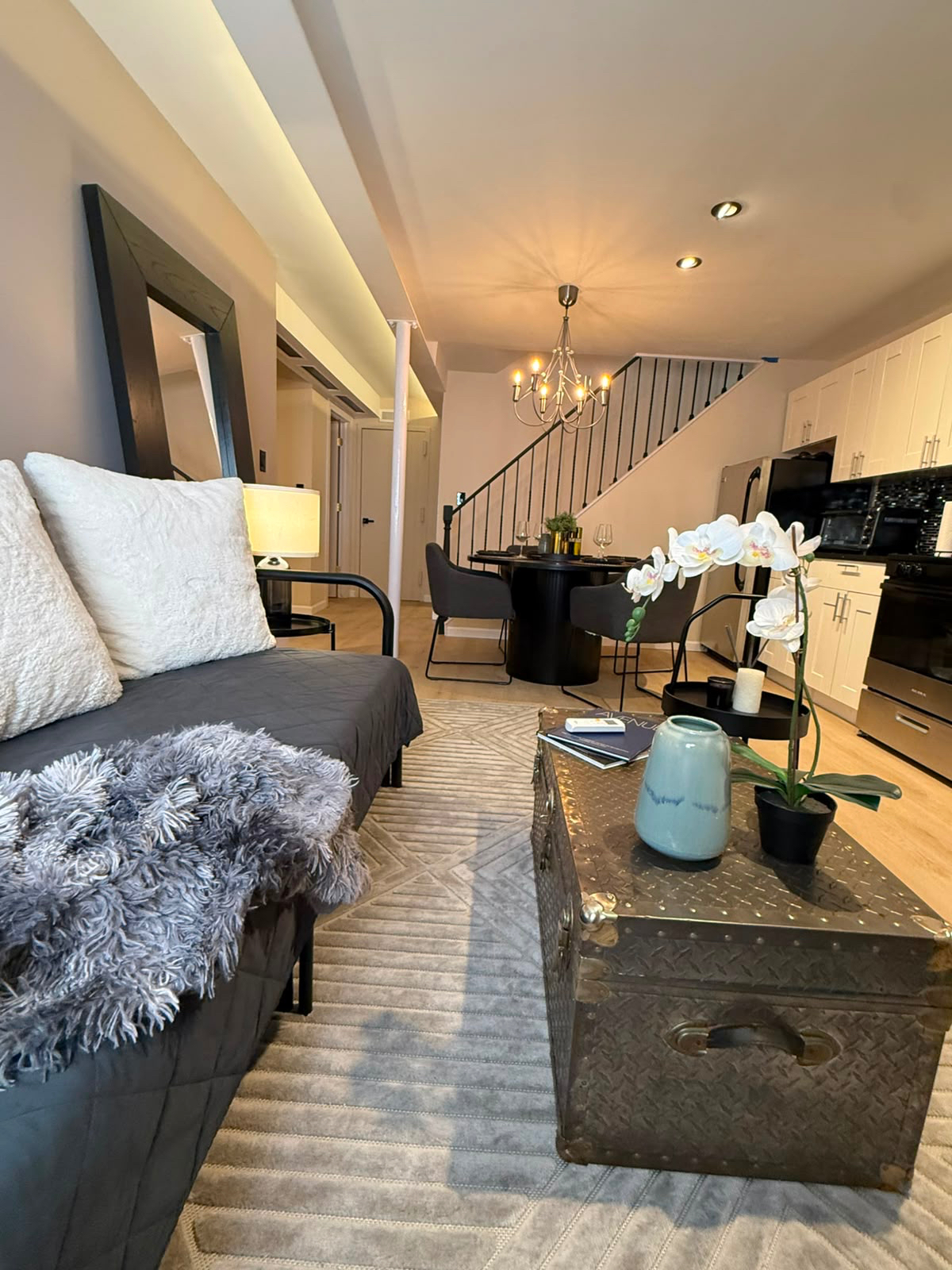 Luxury Executive Retreat | Walk to Waterfront - Photo 3