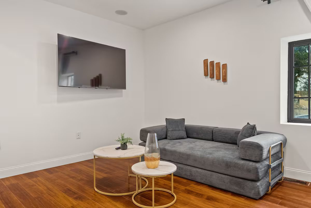 Luxury Family |8BR/7Bath| 2-Car garage - Photo 2
