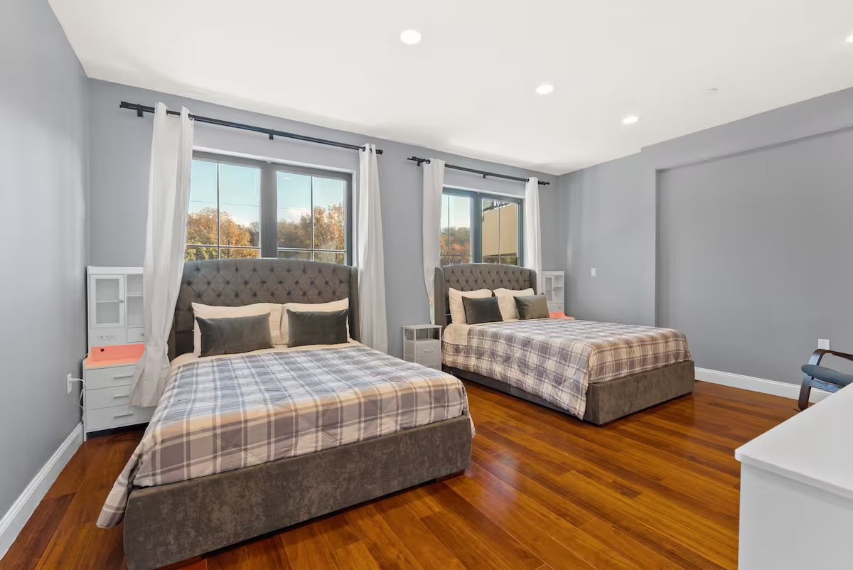 Luxury Family |8BR/7Bath| 2-Car garage - Photo 8