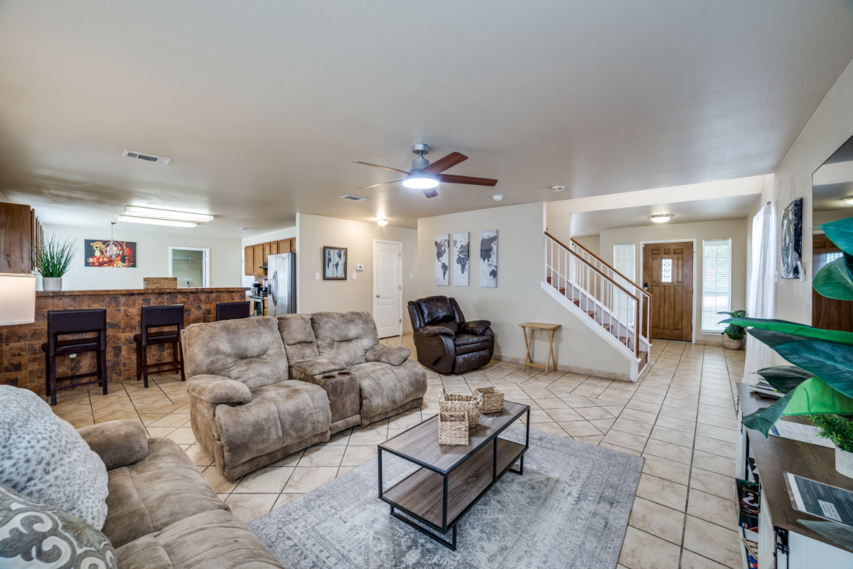 Fully Furnished Executive Home Near SeaWorld | 3 Bed  2.5 Bath  Move-In Ready - Photo 2