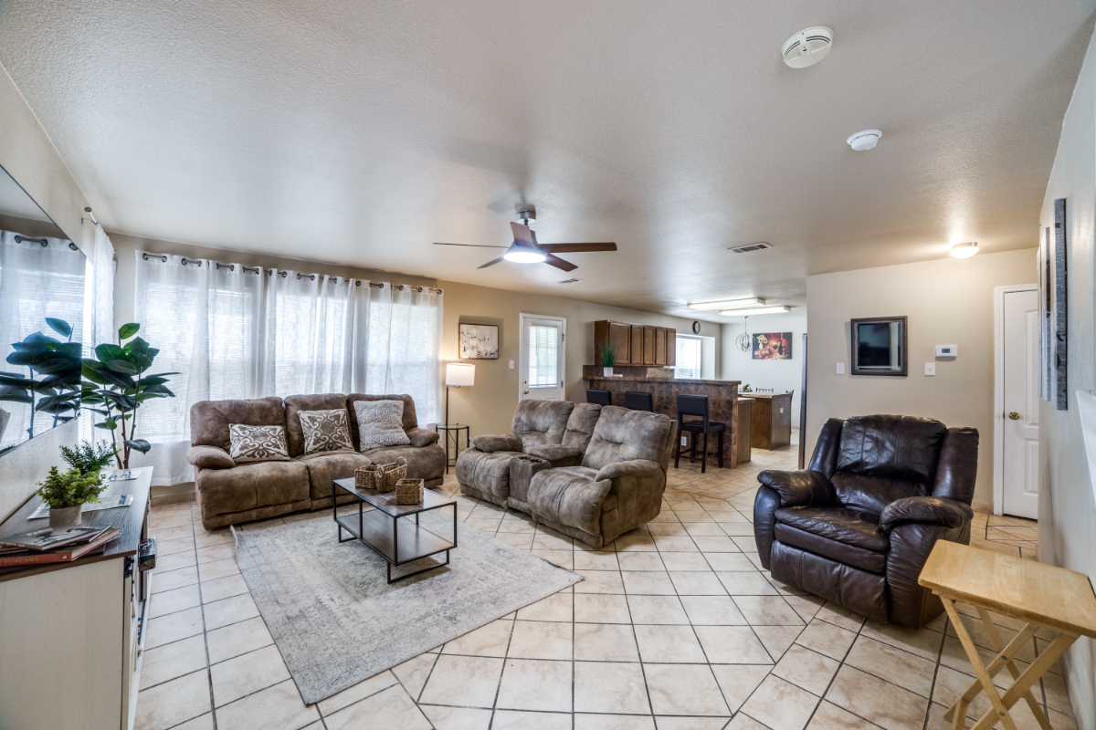 Fully Furnished Executive Home Near SeaWorld | 3 Bed  2.5 Bath  Move-In Ready - Photo 3