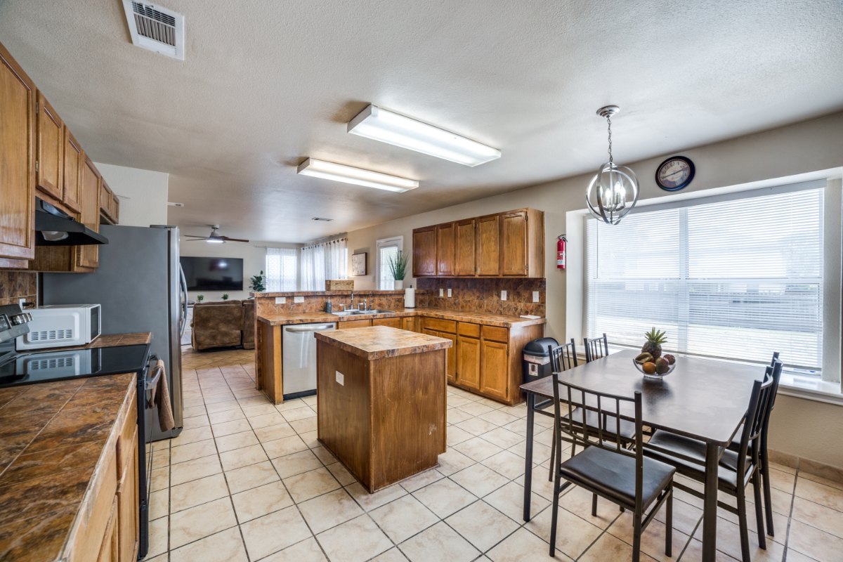 Fully Furnished Executive Home Near SeaWorld | 3 Bed  2.5 Bath  Move-In Ready - Photo 4