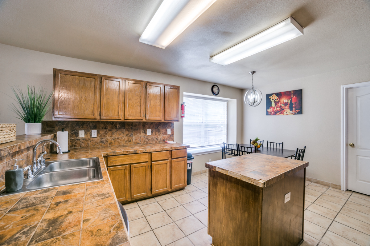 Fully Furnished Executive Home Near SeaWorld | 3 Bed  2.5 Bath  Move-In Ready - Photo 6