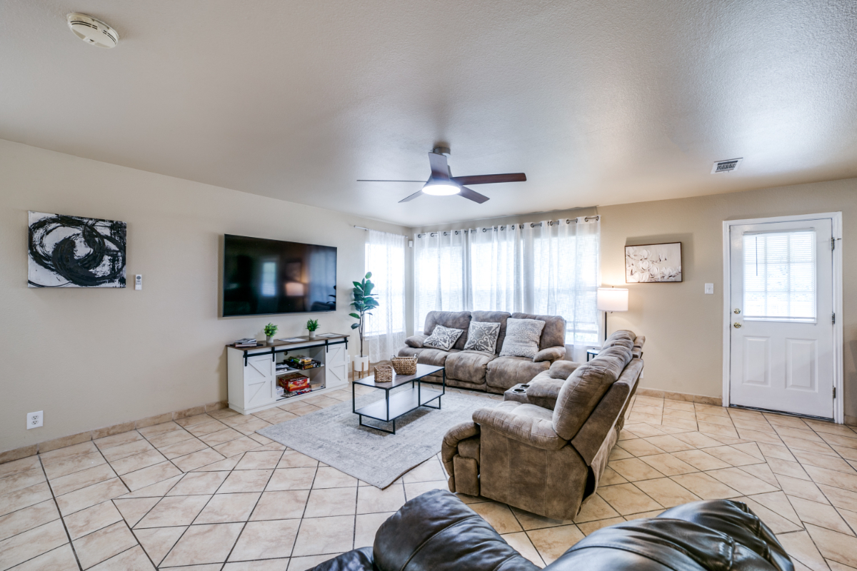 Fully Furnished Executive Home Near SeaWorld | 3 Bed  2.5 Bath  Move-In Ready - Photo 7
