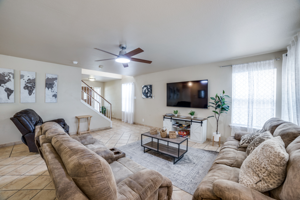 Fully Furnished Executive Home Near SeaWorld | 3 Bed  2.5 Bath  Move-In Ready - Photo 10