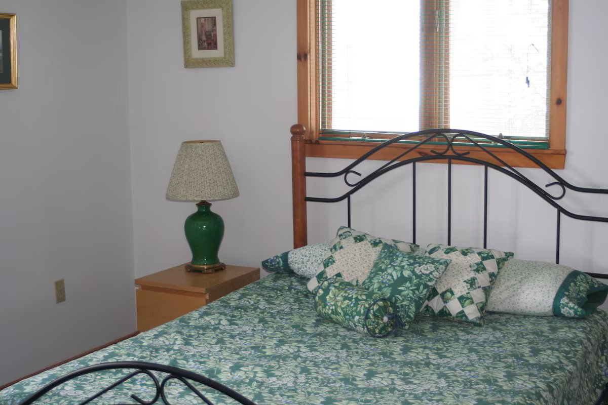 Charming Lakeside Retreat with 3 Bedrooms, Scenic Water Views & Relaxing Outdoor Spaces - Photo 7