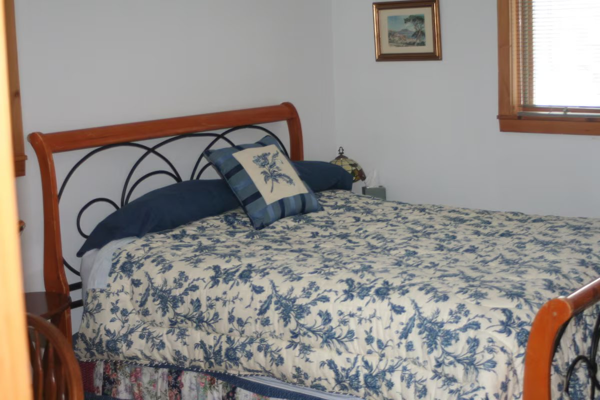 Charming Lakeside Retreat with 3 Bedrooms, Scenic Water Views & Relaxing Outdoor Spaces - Photo 11
