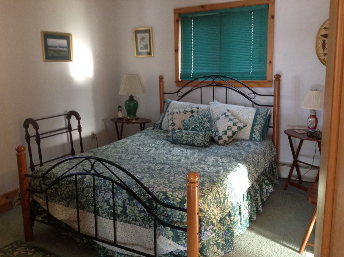Charming Lakeside Retreat with 3 Bedrooms, Scenic Water Views & Relaxing Outdoor Spaces - Photo 8